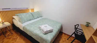 a small bedroom with a bed and a table at Luxury Room San Nicolás Mall in Rionegro
