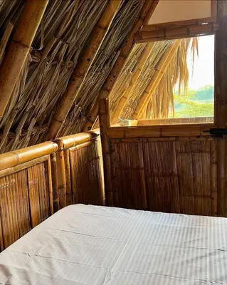a bedroom with a bed and a window at Cabaña Glamping vista verde Cocorna in Cocorná