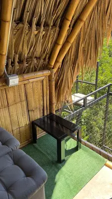 a room with a table and a bench in a hut at Cabaña Glamping vista verde Cocorna in Cocorná