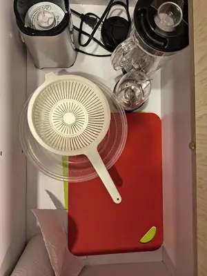 a plastic fan sitting on top of a counter at Apartamento Exclusivo Manizales in Manizales
