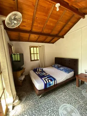 a bedroom with a bed and a wooden ceiling at Ecohotel La Italia- Hotel Venecia, Antioquia in Venecia