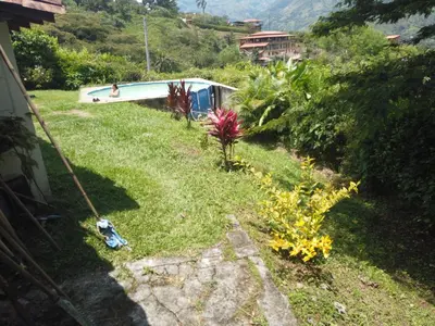 a yard with a swimming pool and some plants at Casa de campo barbosa Antioquia in Barbosa