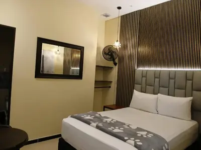 a hotel room with a bed and a mirror at Hotel 50 Suites in Caldas