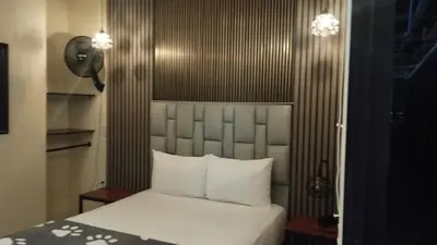 a bedroom with a bed with white pillows at Hotel 50 Suites in Caldas