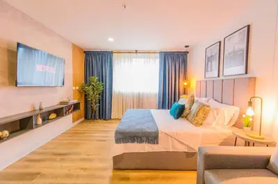 a large bedroom with a bed and a couch at Hermosa Suite CoWork - Gym-WifI El Poblado in Medellín