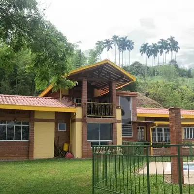 Pájaros y Mariposas Casa Campestre