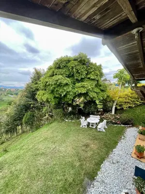 a table and chairs in a yard with a tree at Hermosa casa finca en Marinilla in Marinilla