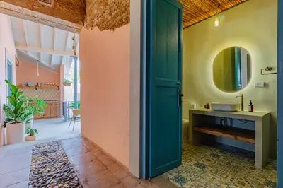 a bathroom with a sink and a mirror at Casa la batuta in Santa Fe de Antioquia