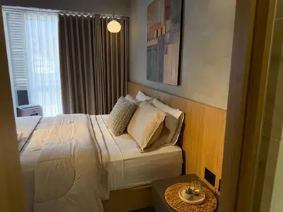 a hotel room with a bed and a table at Reposso Studio Poblado in Medellín