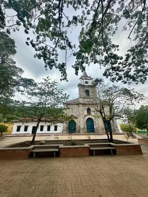 a building with two benches in front of it at Villa Paulina in Honda