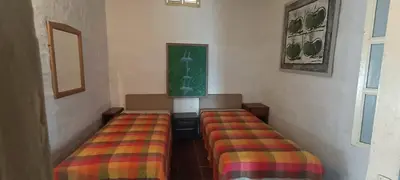 a small bedroom with a bed and avertisement at My Paradise Tamesis in Támesis