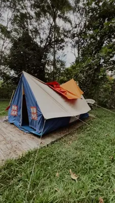 a blue and white tent sitting in the grass at Yarumito Finca Hotel Cabaña Narciso in Barbosa
