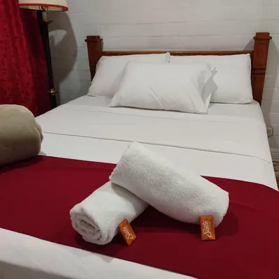 a hotel room with two towels on a bed at Hotel Hollywood Paradise ZF in Rionegro
