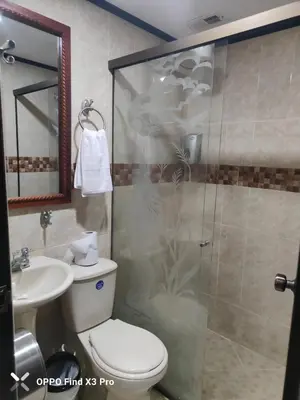 a bathroom with a shower and a toilet and a sink at Hotel Hollywood Paradise ZF in Rionegro