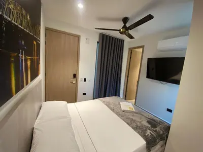 a bedroom with a bed and a flat screen tv at Hotel Yuma in La Dorada