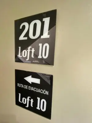 a sign hanging on a wall with a speedometer at Hermoso apartamento en el poblado in Medellín