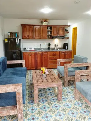 a living room with a table and a kitchen at Jericó un pueblo de ensueño in Jericó