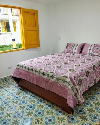 a bedroom with a bed and a window at Jericó un pueblo de ensueño in Jericó