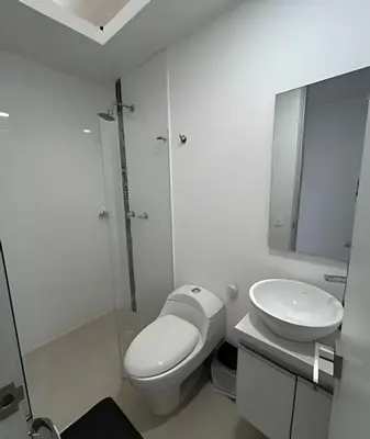 a white bathroom with a toilet and a sink at Moderno y cómodo cerca al cable in Manizales