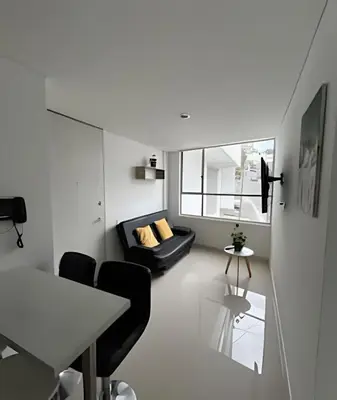 a living room with a couch and a table at Moderno y cómodo cerca al cable in Manizales