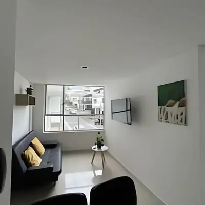 Moderno y cómodo cerca al cable