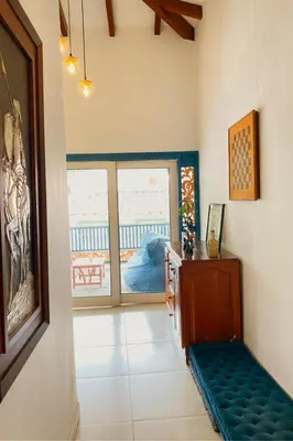 a room with a blue bench and a window at Soluna Apartamento Jericó Parque in Jericó