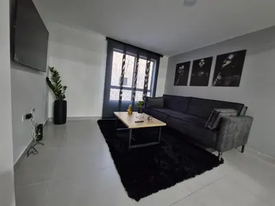a living room with a blue couch and a table at Modernos apartamentos cerca al Poblado in Medellín