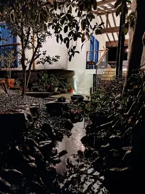 a pool of water in the middle of a courtyard at Patio Chic in Jericó