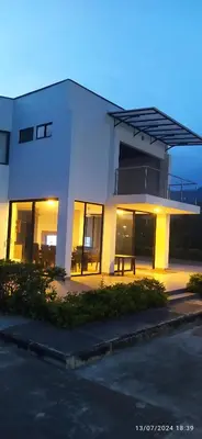 a white building with a bench in front of it at Casa Lili in Sopetran