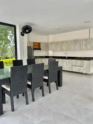 a dining room with a table and chairs and a kitchen at Casa Lili in Sopetran