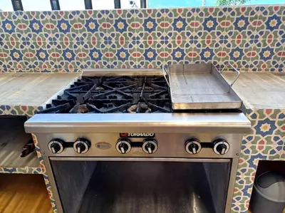 a stove top oven sitting inside of a kitchen at Vista preciosa-clima cálido-calma-pueblo histórico in Santa Fe de Antioquia