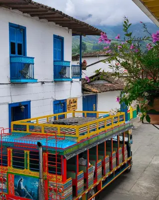 a colorful bus parked in front of a building at Apartamento nuevo en primer piso in Jardin