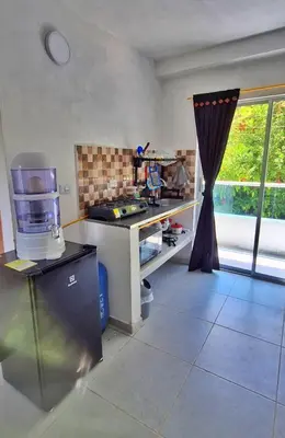 a kitchen with a counter and a window in a room at OSIMiRI JAMAICA II-Piscina, naturaleza mágica in San Rafael