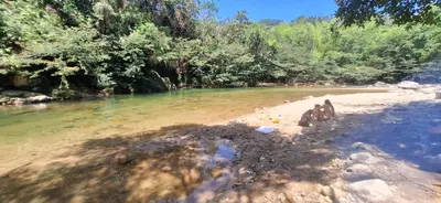 two people standing on the shore of a river at OSIMiRI JAMAICA II-Piscina, naturaleza mágica in San Rafael