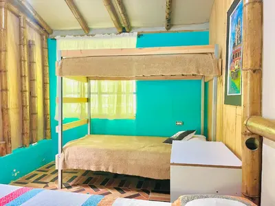 a bunk bed in a room with a blue wall at Hospedate entre Cascadas, Senderos y Paisajes Naturales in Jardin