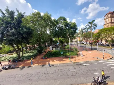 a city street with a park with people and trees at Loft en el exclusivo barrio Poblado - Medellín in Medellín