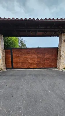 a garage with a large wooden garage door at Casa campestre, Guarne-Aeropuerto José María Córdova in Guarne