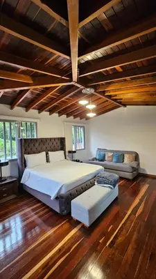 a large bedroom with a large bed and a couch at Casa campestre, Guarne-Aeropuerto José María Córdova in Guarne