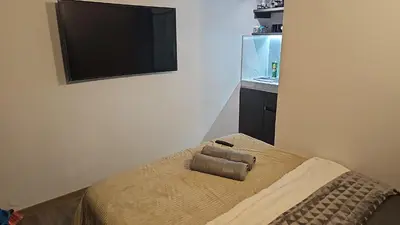 a room with a bed with a flat screen tv at Hermosa casa con espacios independientes cerca a Mall plaza in Manizales