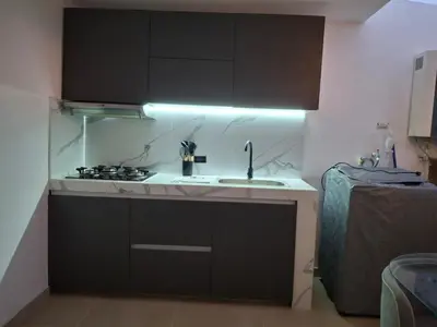 a kitchen with a sink and a stove at Hermosa casa con espacios independientes cerca a Mall plaza in Manizales
