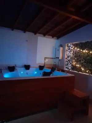 a room with a blue bathtub with chairs in it at Acogedora Casa De Campo Con Jakuzzi, Descanso Garantizado in El Peñol