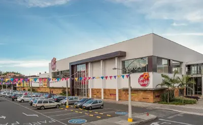 a parking lot with cars parked in front of a store at ALOJARTE RIONEGRO - Acogedor estudio - ubicación privilegiada in Rionegro