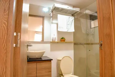 a bathroom with a toilet and a sink and a shower at ALOJARTE RIONEGRO - Acogedor estudio - ubicación privilegiada in Rionegro