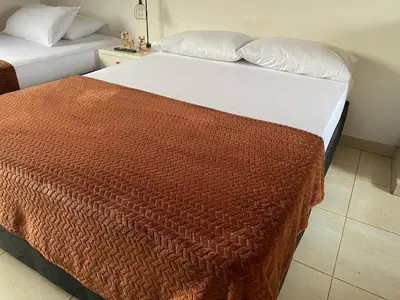 two beds in a hotel room with at Hermoso Aparta-Estudio En Envigado cerca de Medellin in Envigado