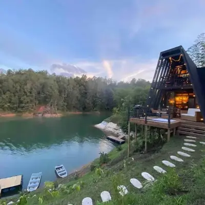 Stunning lakefront retreat