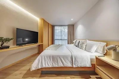 a bedroom with a bed and a flat screen tv at Exquisito Estudio en Provenza in Medellín