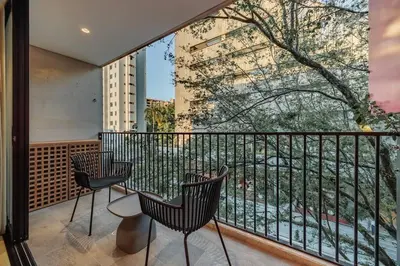 a balcony with a table and chairs and a view at Exquisito Estudio en Provenza in Medellín