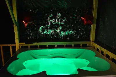 a green bath tub with a sign in the background at Cabaña Madre Selva in San Vicente