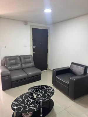 a living room with a couch and a table at Amplio apartamento en la 70 Estadio Laureles para grupos familiares o amigos in Medellín