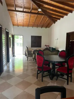 a dining room with a table and chairs at Hostal Artesanos in Jardin